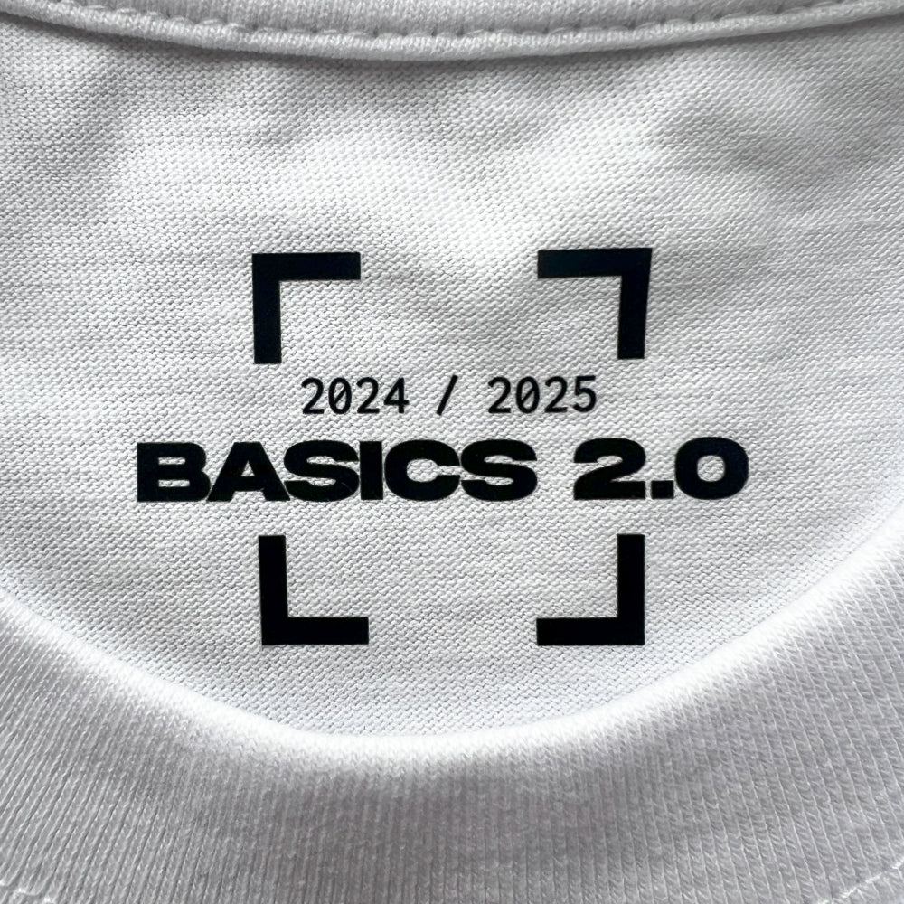 Détail du transfert sur le col du T-shirt blanc Basics 2.0, design subtil et élégant