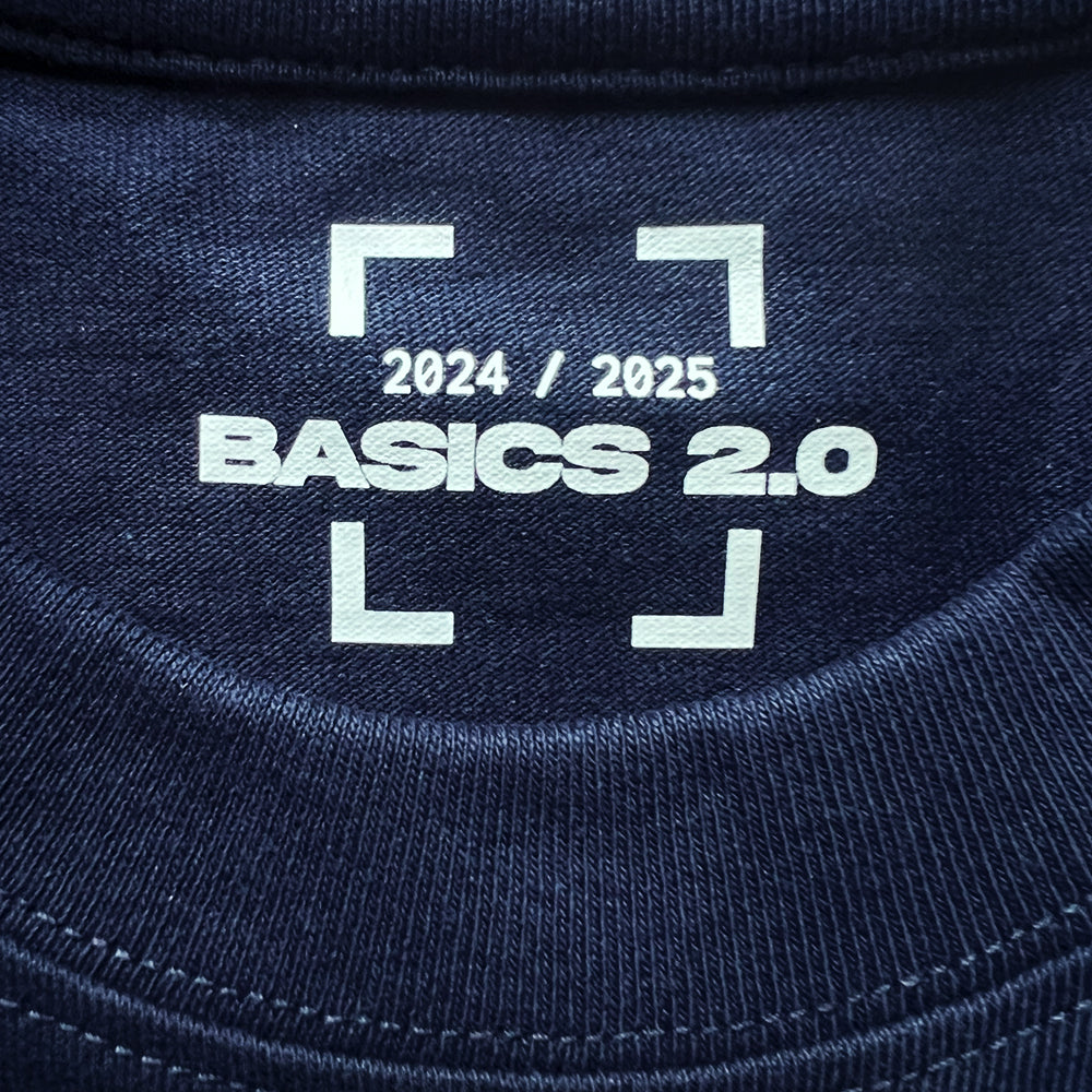 Détail du T-shirt blue Basics 2.0 montrant le transfert sérigraphié sur le col en coton biologique de qualité premium