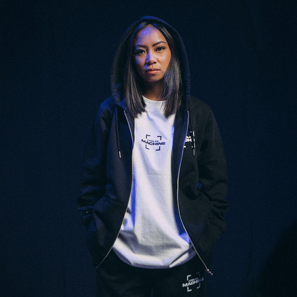 Mannequin femme portant le Hoodie Basics 2.0 noir zippé, vue de face, avec sérigraphie côté cœur et coupe oversize unisexe