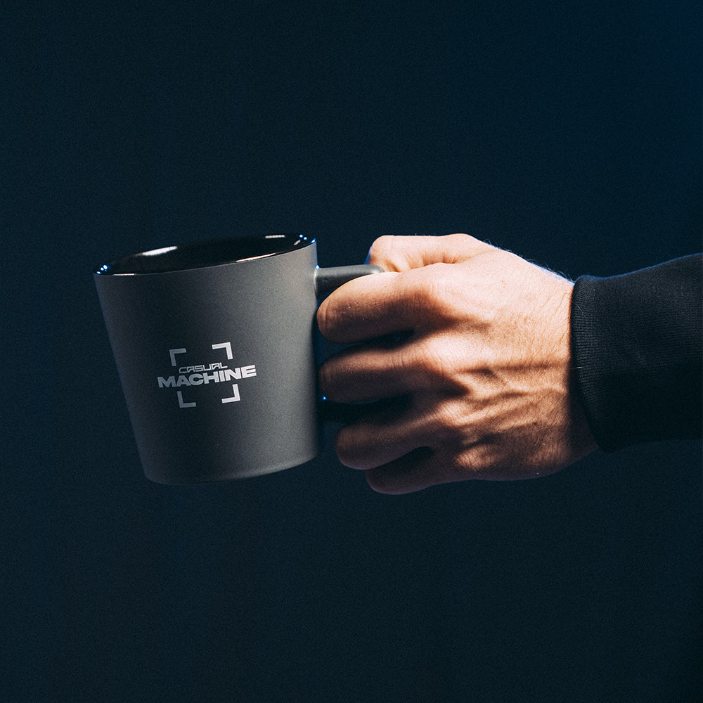 Mug gris 370 ml en céramique finition mate, sérigraphie logo, lavable au lave-vaisselle, photo de profil légèrement inclinée
