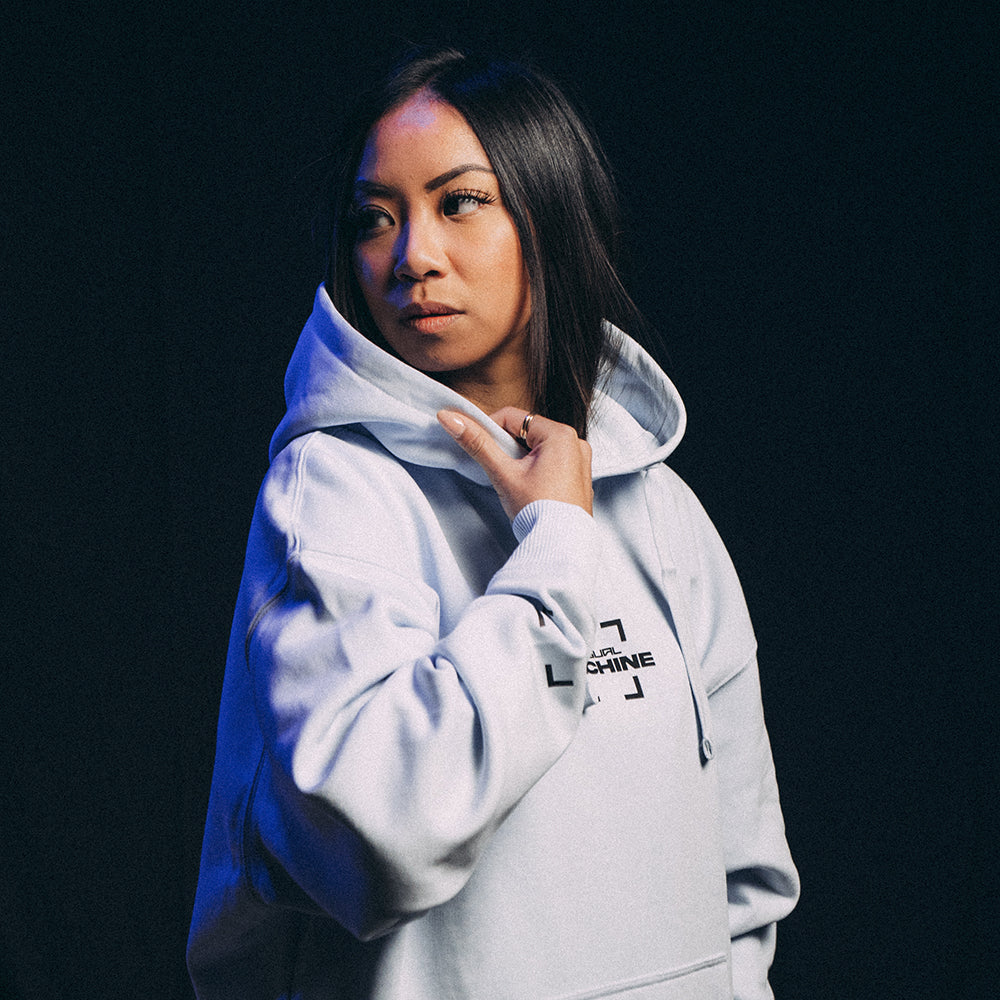 Mannequin portant le hoodie Basics 2.0 en taille XS, coupe oversize, couleur bleu clair