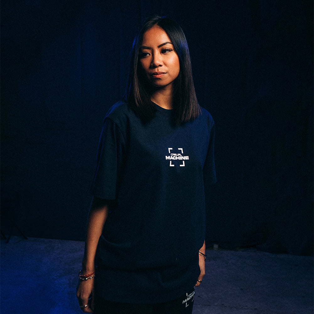 Mannequin femme portant le T-shirt blue Basics 2.0 coupe oversize en coton biologique, marquage sérigraphié côté cœur et manches, vue de face