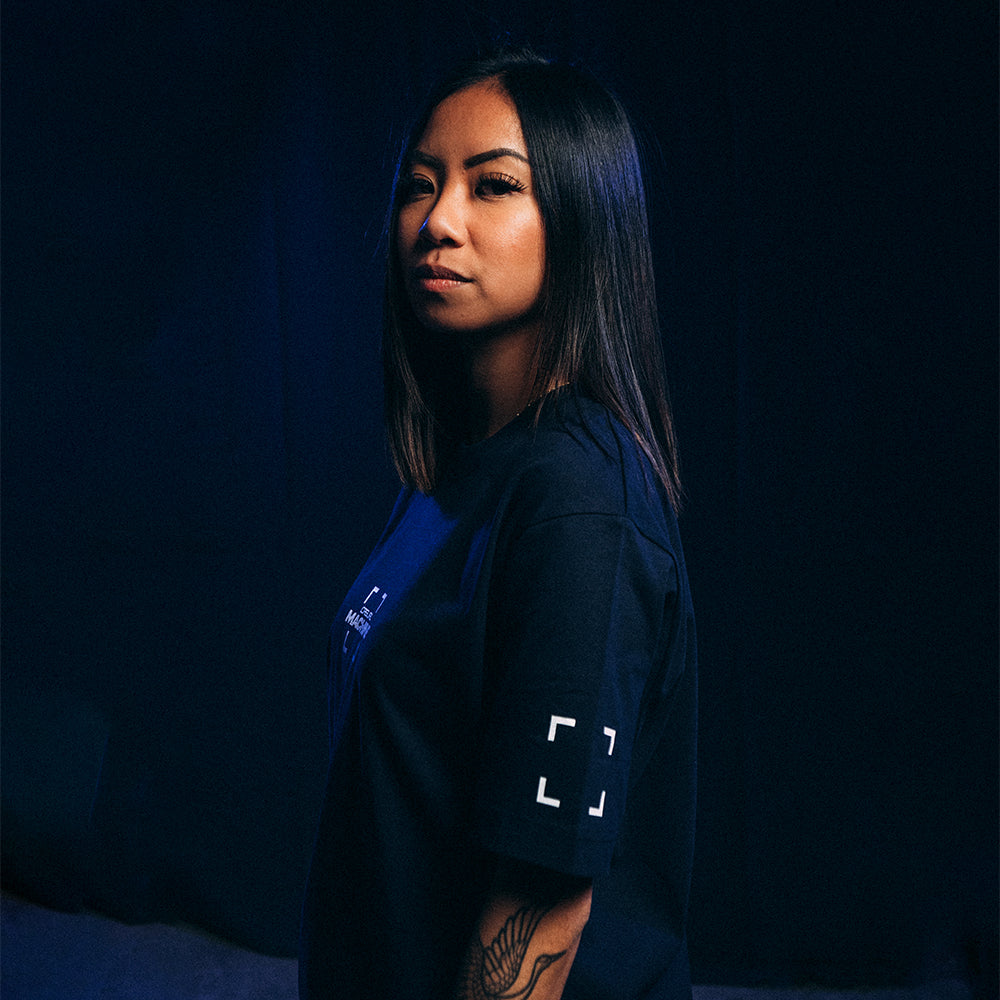 Mannequin femme de profil portant le T-shirt blue Basics 2.0 coupe oversize en coton biologique, marquage sérigraphié côté cœur et sur le col