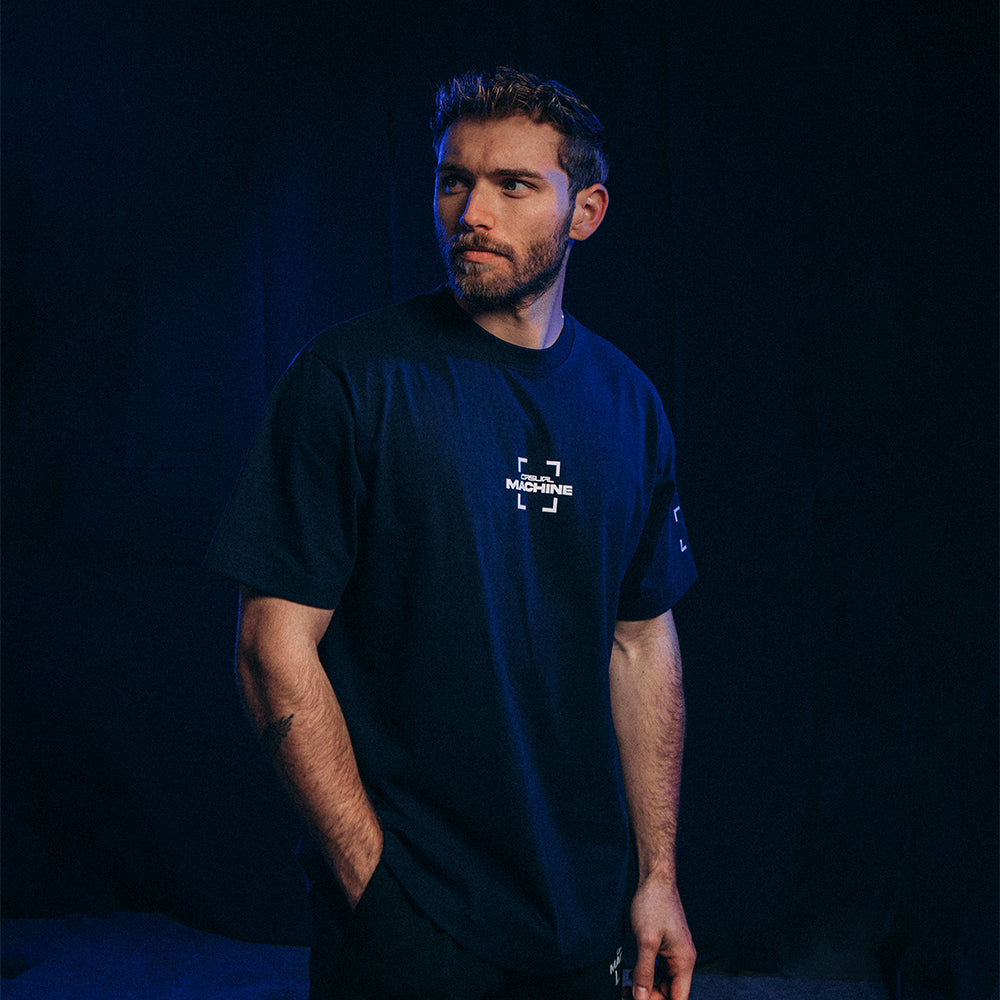 Mannequin homme portant le T-shirt blue Basics 2.0 coupe oversize en coton biologique, marquage sérigraphié côté cœur, vue de face
