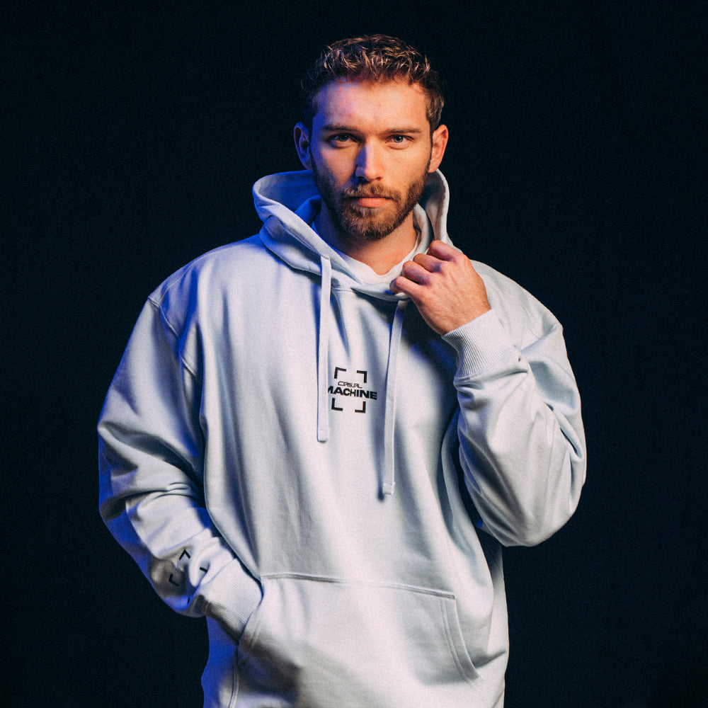 Mannequin portant le hoodie Basics 2.0 en taille L, coupe oversize, coloris bleu clair, style casual